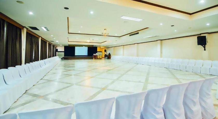 The Pine Resort Pathum Thani Exterior foto